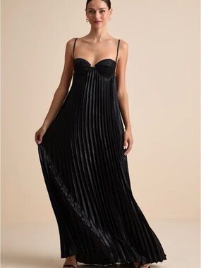 Black Pleated Maxi Slip Dress with Spaghetti Straps
Xs
Never worn! Tags on!